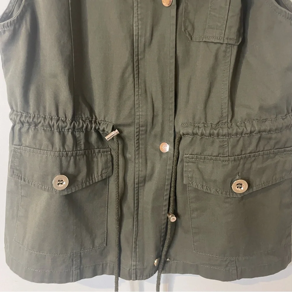 Green Sleeveless Cargo Vest drawstring waist Zipper and button closure - Picture 8 of 10